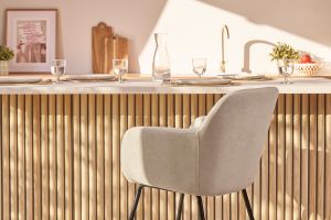 Tabourets de bar en tissu effet velours beige H65 cm (lot de 2) AMIKA