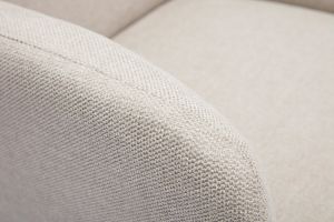 Fauteuil scandinave en tissu effet velours texturé beige et bois clair ISKO