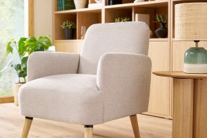 Fauteuil scandinave en tissu effet velours texturé beige et bois clair ISKO