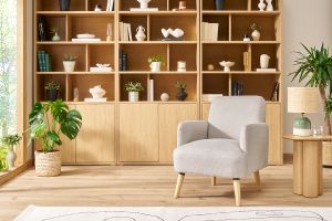 Fauteuil scandinave en tissu effet velours texturé beige et bois clair ISKO