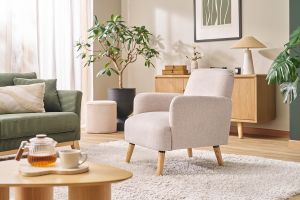 Fauteuil scandinave en tissu effet velours texturé beige et bois clair ISKO