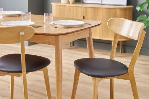 Chaises vintage en bois clair chêne et noir (lot de 2) DOVE