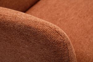 Fauteuil scandinave en tissu effet velours texturé terre brûlée et bois clair ISKO