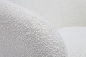 Fauteuil scandinave en tissu effet laine bouclée blanc cassé et bois clair MAGGIE