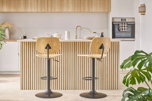 Tabouret de bar relevable bois clair et métal noir TOBIAS