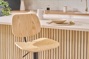 Tabouret de bar relevable bois clair et métal noir TOBIAS