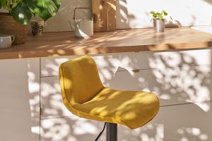 Tabourets de bar réglables pivotants 360° en tissu effet velours texturé jaune moutarde et métal (lot de 2) BOOST