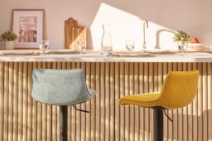 Tabourets de bar réglables pivotants 360° en tissu effet velours texturé jaune moutarde et métal (lot de 2) BOOST