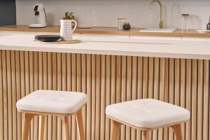 Tabourets de bar blancs et bois clair 65 cm (lot de 2) GRAMMA