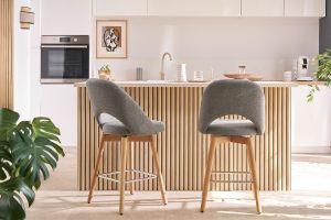 Tabourets de bar scandinaves tissu effet velours texturé gris et hévéa massif 65 cm (lot de 2) COSETTE