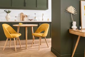 Chaises scandinaves en tissu effet velours texturé jaune moutarde et bois clair (lot de 2) COSETTE