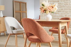 Chaises scandinaves en tissu effet velours texturé beige et bois clair (lot de 2) COSETTE