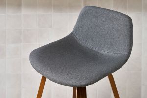 Tabourets de bar design gris foncé et noyer H65 cm (lot de 2) NONIE