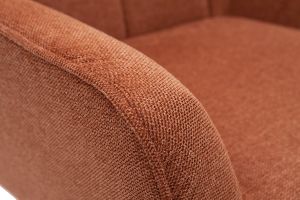 Fauteuil scandinave en tissu effet velours texturé terre brûlée et bois clair AVERY