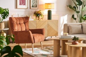 Fauteuil scandinave en tissu effet velours texturé terre brûlée et bois clair AVERY