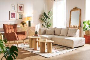 Fauteuil scandinave en tissu effet velours texturé terre brûlée et bois clair AVERY