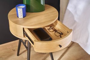 Table de chevet ronde avec tiroir bois clair et métal noir KORAL