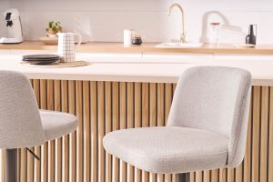 Sgabelli da bar regolabili in tessuto effetto velluto testurizzato beige e metallo nero (set di 2) MONTI