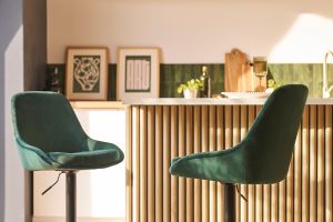 Höhenverstellbare Design-Barhocker grüner Samt (2er-Set) HOLO