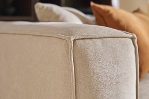 Canapé design 3 places en tissu effet velours beige naturel et bois clair COBAIN