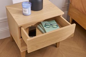 Skandinavischer Nachttisch aus hellem Holz FREDDY