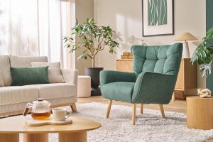 Fauteuil scandinave tissu effet velours texturé vert foncé et bois clair AVERY