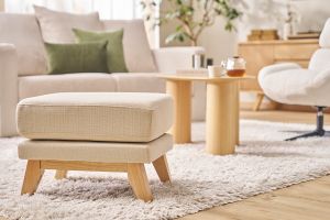 Pouf repose-pieds déhoussable scandinave en tissu beige et bois clair OSLO
