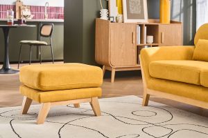 Pouf repose-pieds déhoussable scandinave en tissu effet velours jaune moutarde et bois clair OSLO