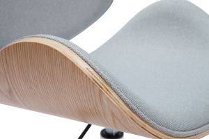 Chaise de bureau à roulettes design en tissu gris clair, bois clair et acier chromé WALNUT