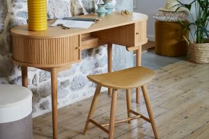 Sgabello basso in legno chiaro H46.5 DEMORY