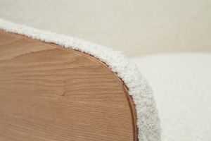 Fauteuil scandinave en tissu effet laine bouclée blanc cassé et bois clair VALMY