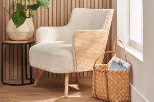 Fauteuil scandinave en tissu effet laine bouclée blanc cassé et bois clair VALMY