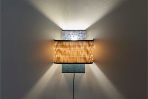 Applique murale en lin bleu paon et rabane naturelle H28 cm TERA