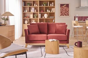 Canapé scandinave déhoussable 2 places en tissu velours rouge tomette et bois clair OSLO