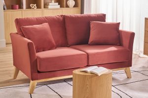 Canapé scandinave déhoussable 2 places en tissu velours rouge tomette et bois clair OSLO