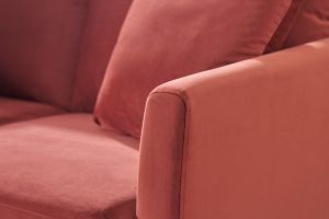 Canapé scandinave déhoussable 2 places en tissu velours rouge tomette et bois clair OSLO