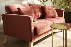 Canapé scandinave déhoussable 2 places en tissu velours rouge tomette et bois clair OSLO