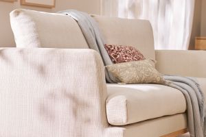 Canapé scandinave 3 places en tissu beige et bois clair HOBART