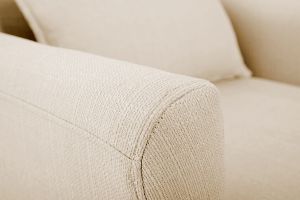 Fauteuil scandinave en tissu beige et bois clair KATE
