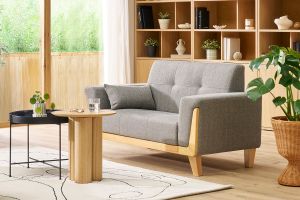 Canapé scandinave 2 places en tissu gris et bois clair FJORD