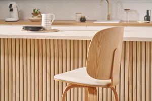 Sgabelli da bar design girevoli bianco e legno chiaro H66 cm (set di 2) BECK