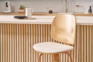 Sgabelli da bar design girevoli bianco e legno chiaro H66 cm (set di 2) BECK