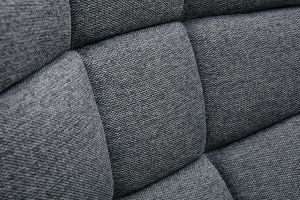 Fauteuil scandinave en tissu effet velours texturé gris foncé et bois clair BRODY