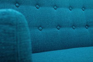 Canapé scandinave déhoussable 3 places en tissu bleu canard et bois clair YNOK
