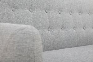 Canapé scandinave déhoussable 3 places en tissu gris clair et bois clair YNOK