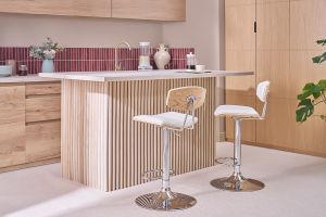Tabouret de bar design réglable blanc et bois clair VASCO