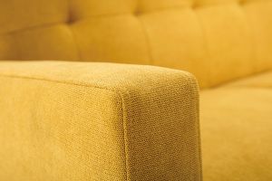 Canapé scandinave 2 places en tissu effet velours jaune moutarde et bois clair MOON