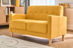 Canapé scandinave 2 places en tissu effet velours jaune moutarde et bois clair MOON