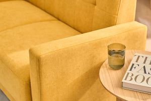 Canapé scandinave 2 places en tissu effet velours jaune moutarde et bois clair MOON