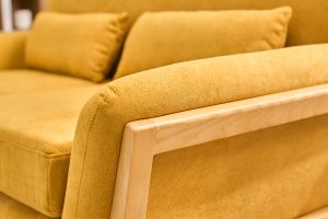 Canapé scandinave 2 places en tissu effet velours jaune moutarde et bois clair YOKO